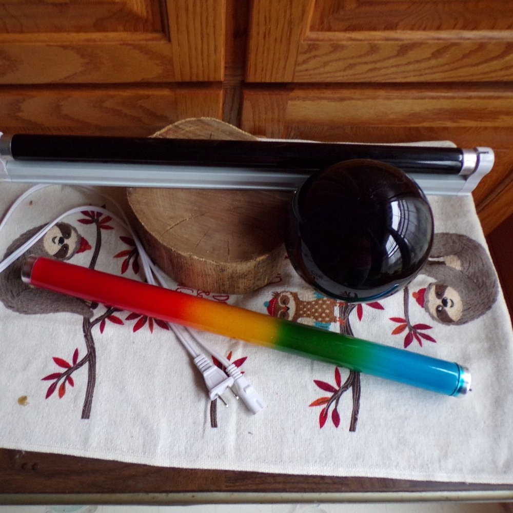 SET OF BLACKLIGHTS AND LIGHT FIXTURE